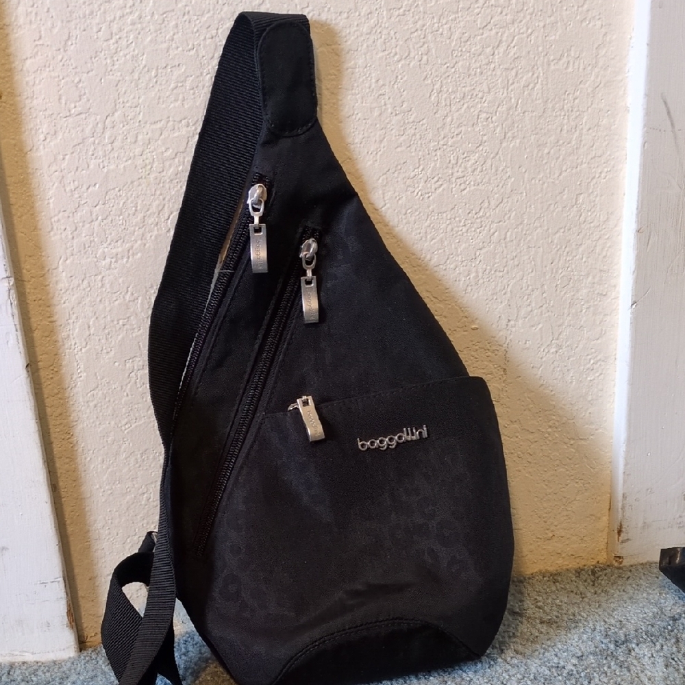 🌺Baggallini Black On Black Leopard Print